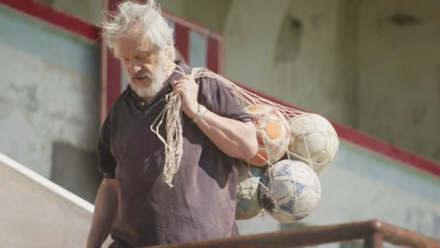 Titi Malvestiti (Marrale) es el utilero de un club de barrio, con un pasado vinculado a la emblemática camiseta número 10 de Maradona.