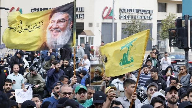 Manifestantes que apoyan a Hezbolá encabezan una protesta en Líbano.