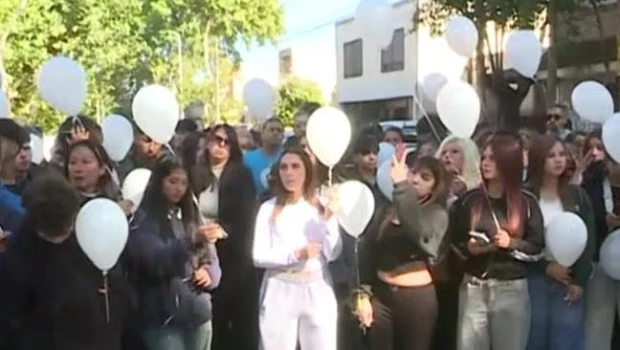 Emotiva suelta de globos por Maitena en Merlo