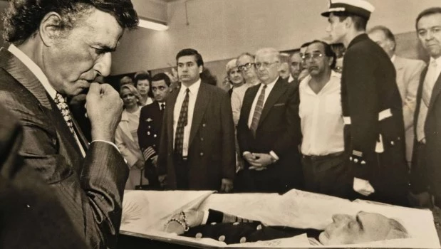 El presidente Carlos Menem en el velatorio del almirante Isaac F. Rojas, quien falleció el 12 de abril de 1993.