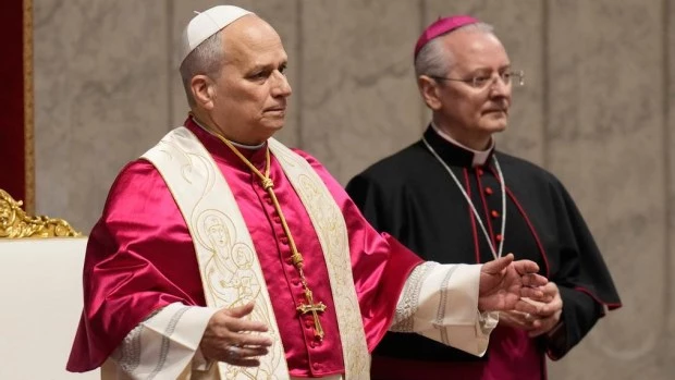 El papa León XIV preside una vigilia por la paz en la Basílica de San Pedro, en el Vaticano