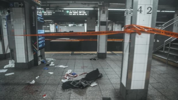 La policía mató a un hombre que apuñaló a varias personas en el metro de Nueva York