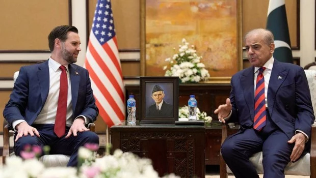 El vicepresidente de Estados Unidos, JD Vance, se reunió con el primer ministro de Pakistán, Shehbaz Sharif, en Islamabad, para conversar sobre Irán.