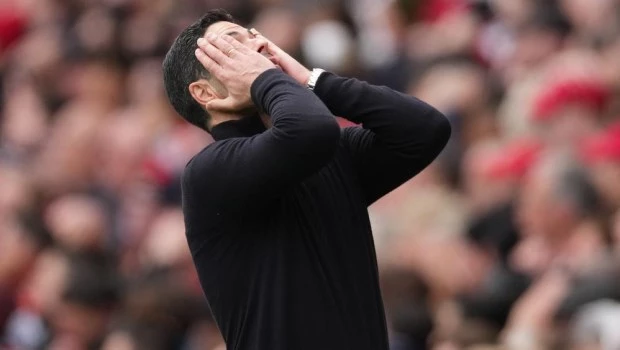 El técnico del Arsenal, Mikel Arteta, reacciona durante el partido de la Premier League entre el Arsenal y el Bournemouth en Londres, Inglaterra.