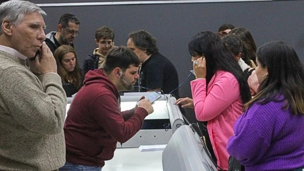 Visitantes prueban la tecnología de lectores de pantalla para mejorar su autonomía cotidiana.