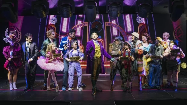 El elenco protagónico de ‘Charlie y la fábrica de chocolate’ durante la presentación frente al teatro Gran Rex.