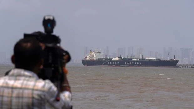 Irán afirma que tiene el control de Ormuz y advierte a buques militares que se acerquen