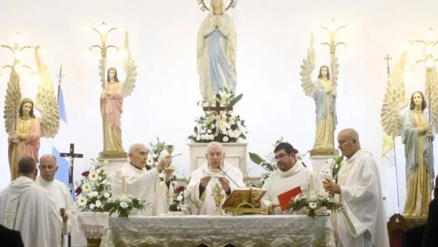 El cardenal Vérgez Alzaga celebró una emotiva misa en la Gruta de Lourdes y honró la memoria de Pironio