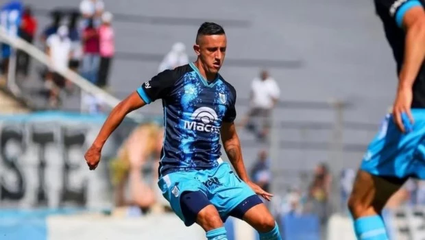 Imputaron por intimidación pública al futbolista que gritó “bomba” en un avión