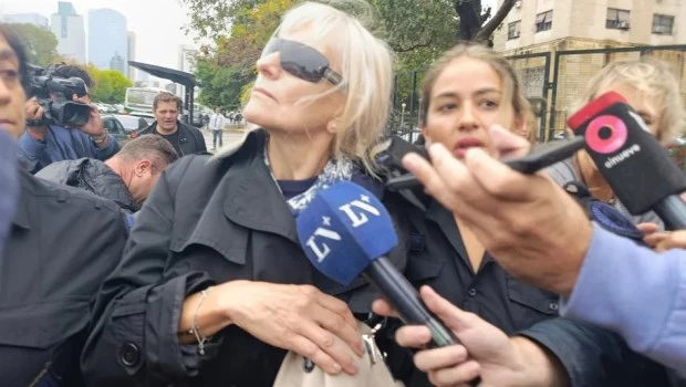 Las dos jubiladas que le prestaron dólares a Adorni declararon en Comodoro Py