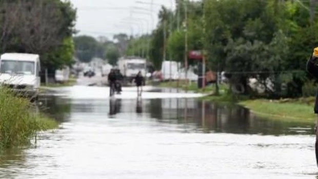 Temporal en el AMBA: calles anegadas y más de 16 usuarios sin luz