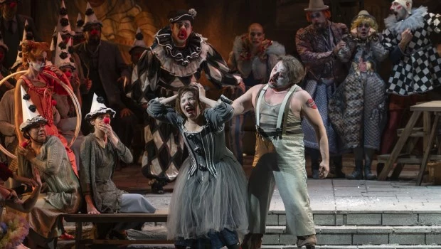 La escena mostró, casi todo el tiempo, una abigarrada superpoblación de personajes que conspiró contra el producto final. (Foto: Juanjo Bruzza)