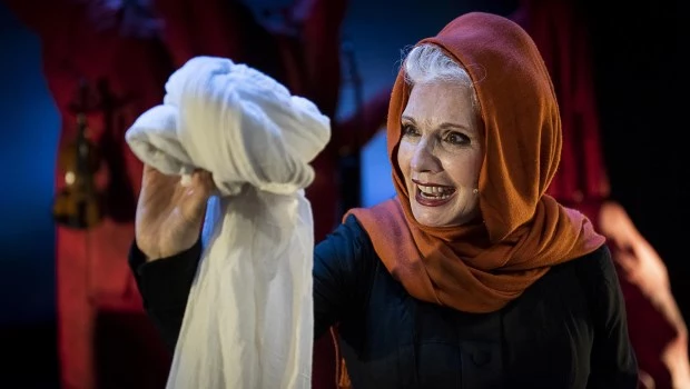 La labor de Ana María Cores es francamente impactante; encarna a las mujeres de Lorca con garra y pasión, revelando una técnica admirable.