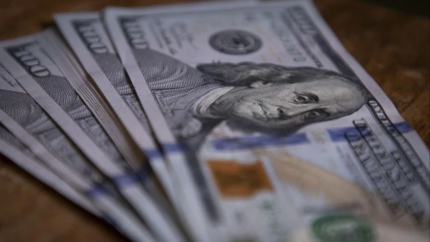 El dólar continúa cuesta abajo y el riesgo país dio un salto