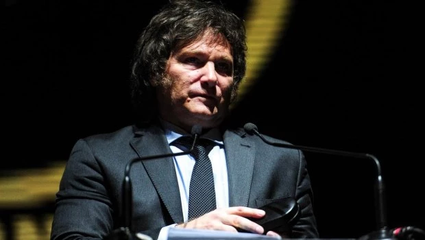 La imagen de Milei cae en picada: baja 13 puntos desde enero y queda detrás de Kicillof, Cristina y Bregman