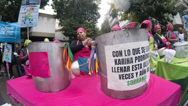 Hicieron una olla popular frente al departamento de Adorni