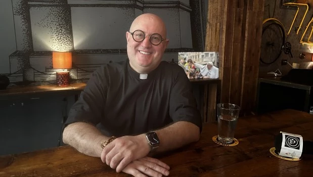 El cura DJ homenajea al papa Francisco