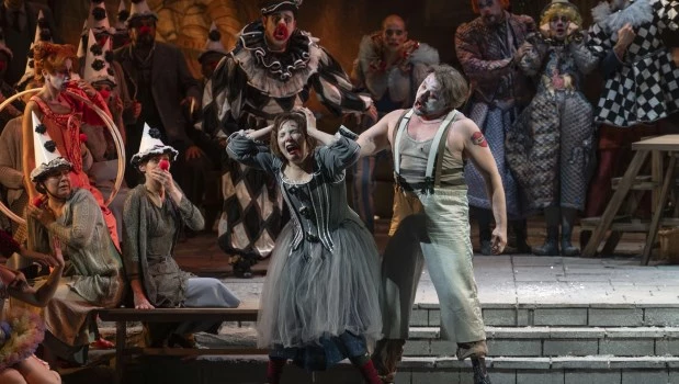 La escena mostró, casi todo el tiempo, una abigarrada superpoblación de personajes que conspiró contra el producto final. Hubo fallas en la conformación del elenco de ‘Cavalleria Rusticana’ (der.)GENTILEZA JUANJO BRUZZA