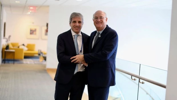 El ministro de Economía, Luis Caputo, junto a Ilan Goldfajn,Presidente del Banco Interamericano de Desarrollo