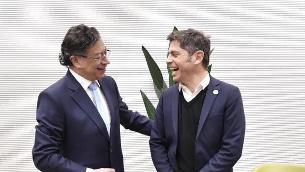Kicillof se mostró con el presidente de Colombia en España: “Se ve un desplome de la economía argentina"