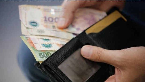 Los salarios volvieron a perder contra la inflación: subieron 2,4% en febrero