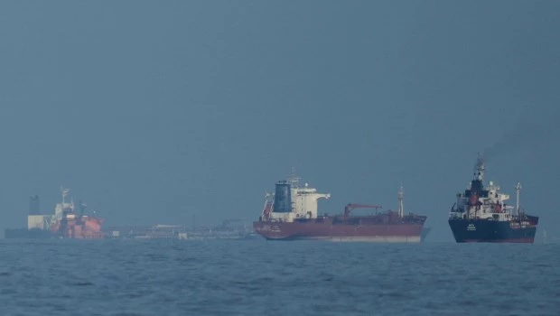 El petróleo brent se desploma más de un 9 % hasta los 90 dólares tras la reapertura de Ormuz