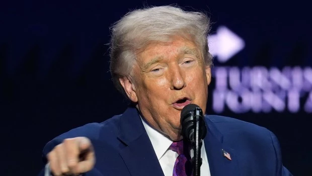 Trump afirma que Ormuz está abierto y plantea entrar con excavadoras a Irán para extraer uranio