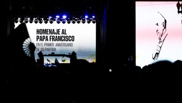 Se rindió un emotivo homenaje a Francisco antes del comienzo del show.