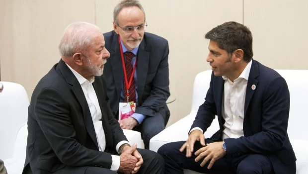 Kicillof se reunió con Lula y denunció las políticas de Milei en la cumbre progresista