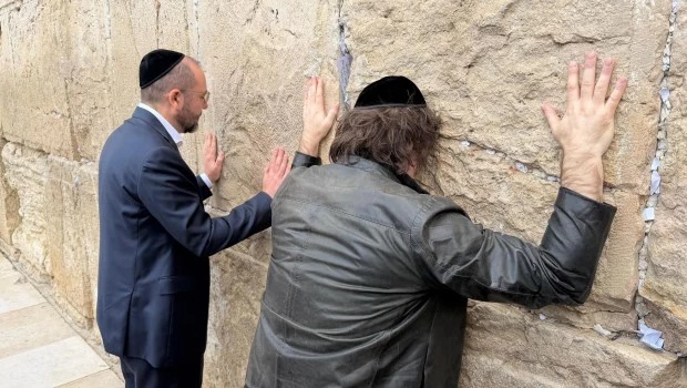 Javier Milei llegó a Israel y visitó el Muro de los Lamentos