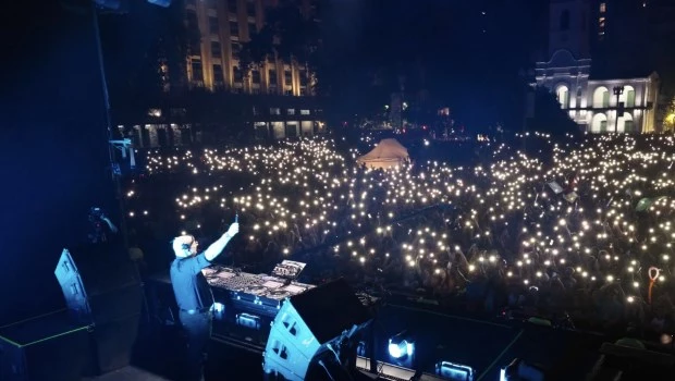 El cura DJ tocó para una multitud en homenaje al Papa Francisco.