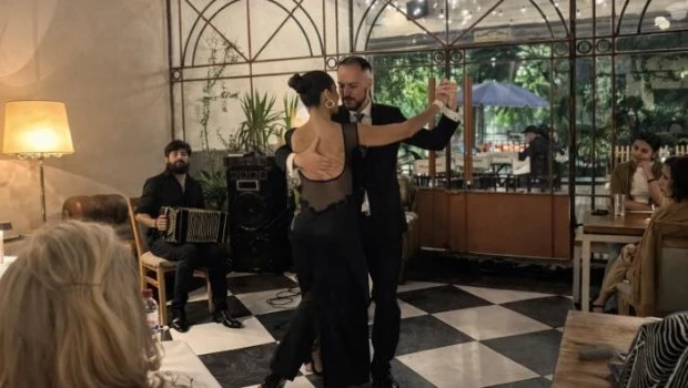 A bailar tango a una cantina