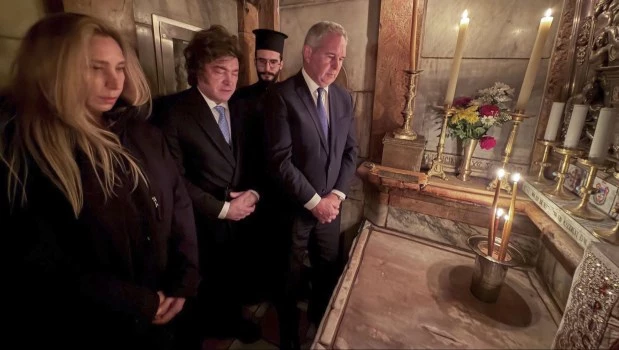 Desde el Santo Sepulcro, Milei rindió un cálido homenaje a la memoria de Francisco