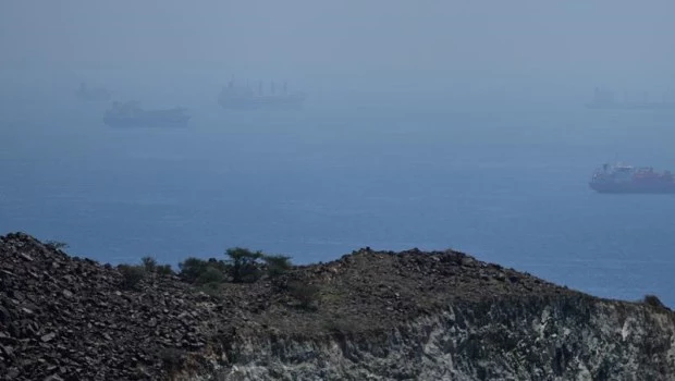 La Guardia Revolucionaria de Irán abre fuego contra tres buques en el estrecho de Ormuz