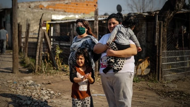 Cayó doce puntos la pobreza infantil desde que Milei llegó a la presidencia