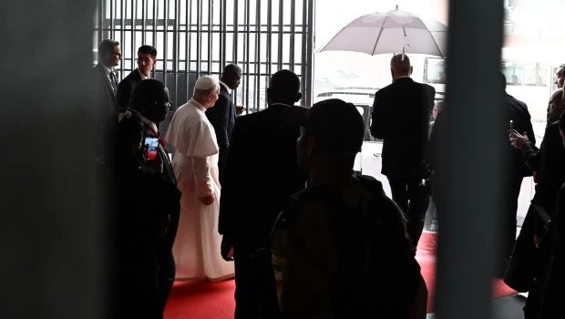 León XIV ingresa a la cárcel de Bata, la primera que visita en su pontificado.