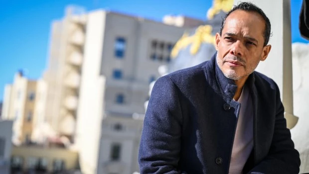 Hace dos años, Molina aterrizó en la capital española para recoger un premio de manos de Antonio Banderas. No pensó que hoy estaría dirigiendo allí mismo.