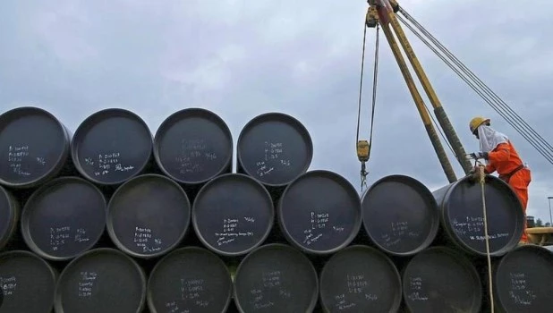 El brent se mantiene por encima de los 105 dólares y sube diez dólares en una semana