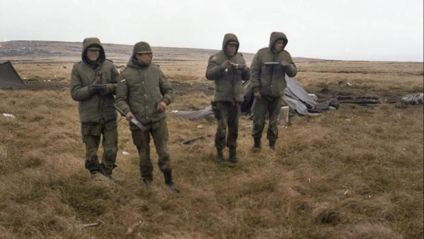 Fotografías tomadas por el ex combatiente Carlos Mazzocchi durante la guerra de Malvinas que fueron reveladas por un soldado ingles y devueltas al fotógrafo 39 años después.