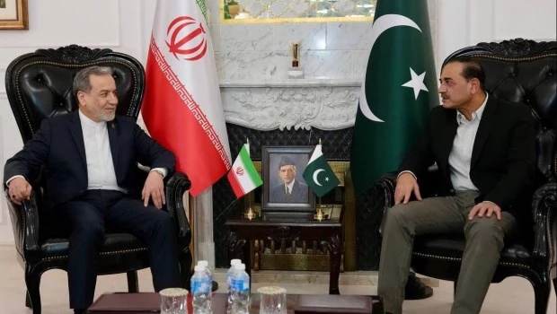 El ministro de Relaciones Exteriores iraní, Abbas Araghchi (izquierda), se reunió con el jefe del ejército paquistaní, el mariscal de campo Asim Munir, en Islamabad.