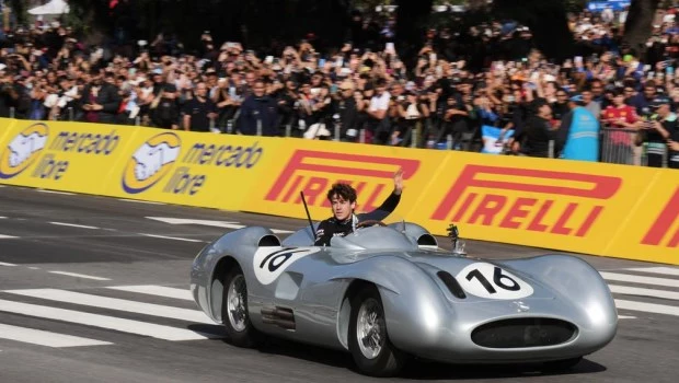 La histórica “Flecha de Plata” de Fangio hizo emocionar a los nostálgicos