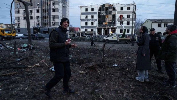 Un hombre herido camina frente a su casa, dañada tras un ataque ruso en una zona residencial de Kiev, Ucrania, (16 de abril de 2026)