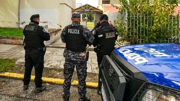 Córdoba oficializó el cobro a los padres de los operativos por las amenazas en las escuelas