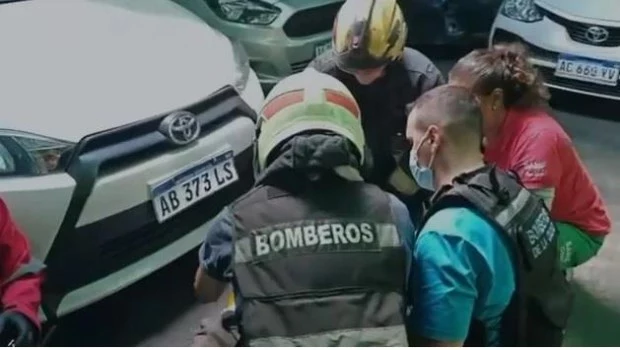 Un hombre cayó desde seis metros sobre un auto en Recoleta