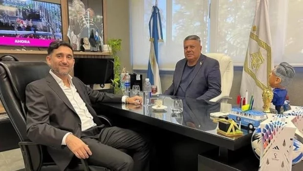 Ariel Vallejo, uno de los titulares de ARS Cambios, junto a Claudio "Chiqui" Tapia.