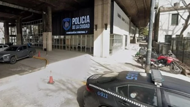 Tragedia en Flores: un camión chocó contra un cartel que cayó desde la autopista y mató a un policía