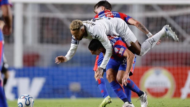 Neymar sólo ofreció destellos de su calidad en su regreso a las canchas de la Argentina