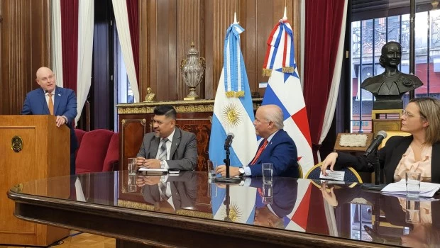 Disertó en la legislatura porteña, el viceministro de Asuntos Multilaterales y Cooperación del Panamá, Carlos Guevara Mann.