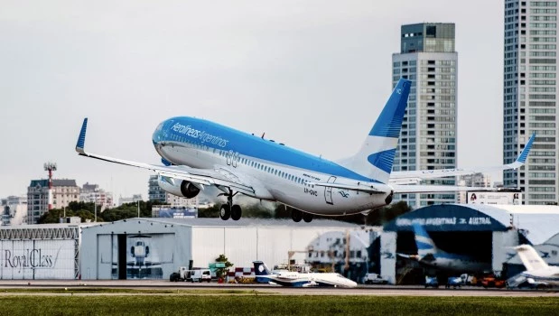 Aerolíneas Argentinas prevé transportar más de 158.000 pasajeros durante el fin de semana largo