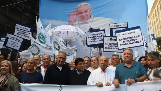 Una enorme columna de mercantiles se movilizó hacia Plaza de Mayo convocada por la CGT